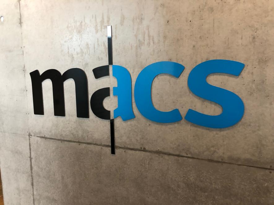 macs Logo an Beton Wand